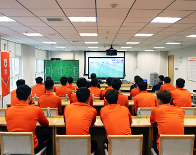 山东泰山U21队集体观看一线队足协杯比赛