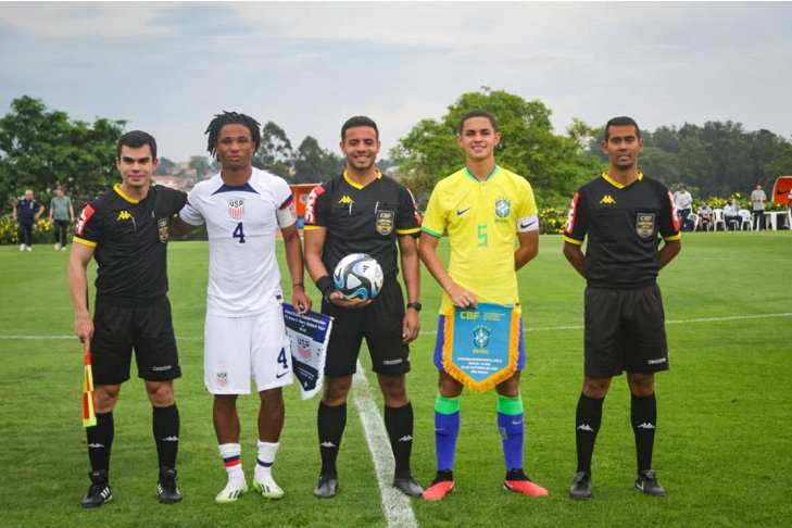 巴西和美国U17世少赛前友谊赛于鲁能巴西体育中心举行