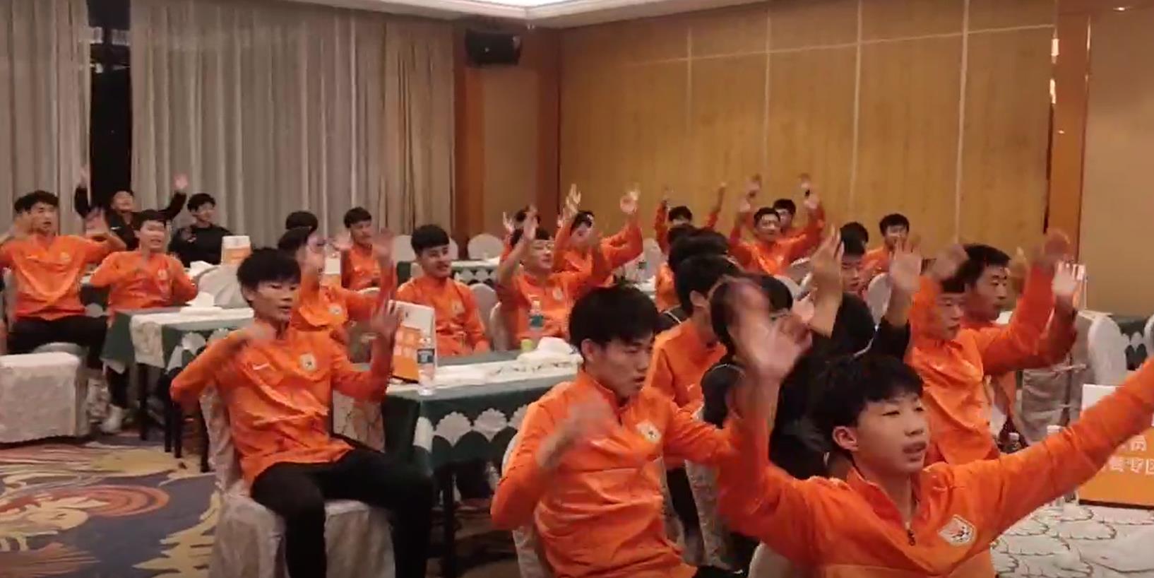 山东鲁能泰山足球学校梯队集体观看山东泰山VS北京国安