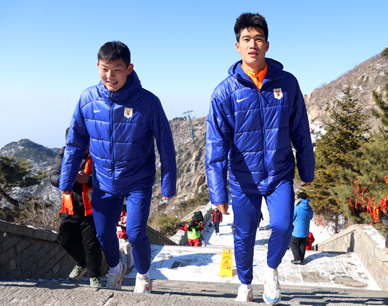 泰山队登临泰山 开启新赛季征程